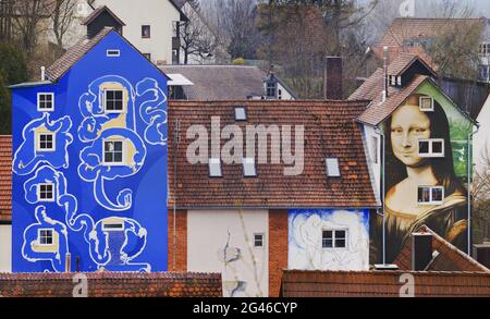 Die Mona Lisa und die blaue Hauswand Stockfoto