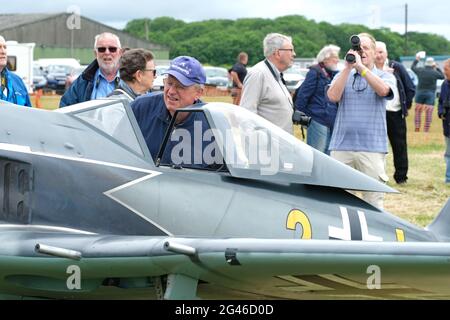 Turweston Airfield, Buckinghamshire, Großbritannien - Samstag, 19. Juni 2021 - Piloten und Luftfahrtbegeisterte haben heute an einem bewölkten Sommertag die Möglichkeit, am Air Britain Fly-in auf dem Turweston Airfield teilzunehmen. Das Foto zeigt einen Luftfahrtenthusiasten, der das Cockpit eines Nachbaus eines Luftwaffenjägers der Fw190 während des Krieges betrachtet, der vom Flugplatz Halfpenny Green aus eingeflogen wurde. Foto Steven May / Alamy Live News Stockfoto