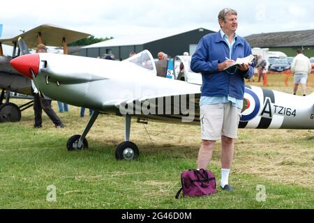 Turweston Airfield, Buckinghamshire, Großbritannien - Samstag, 19. Juni 2021 - Piloten und Luftfahrtbegeisterte haben heute an einem bewölkten Sommertag die Möglichkeit, am Air Britain Fly-in auf dem Turweston Airfield teilzunehmen. Das Foto zeigt einen Luftfahrtenthusiasten vor einer Isaacs Spitfire, einer Nachbildung des berühmten Kampfflugzeugs im Massstab 6:10. Foto Steven May / Alamy Live News Stockfoto