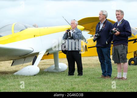 Turweston Airfield, Buckinghamshire, Großbritannien - Samstag, 19. Juni 2021 - Piloten und Luftfahrtbegeisterte haben heute an einem bewölkten Sommertag die Möglichkeit, am Air Britain Fly-in auf dem Turweston Airfield teilzunehmen. Das Foto zeigt Luftfahrtbegeisterte, die neben einem selbstgebauten Vans RV-Sportflugzeug stehen. Foto Steven May / Alamy Live News Stockfoto