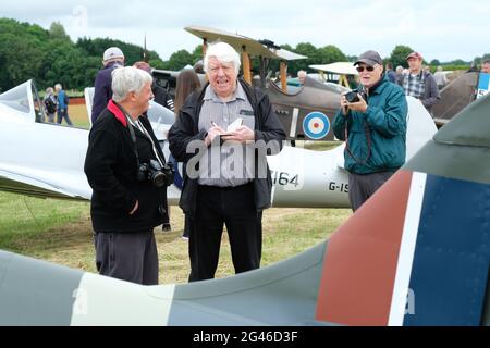 Turweston Airfield, Buckinghamshire, Großbritannien - Samstag, 19. Juni 2021 - Piloten und Luftfahrtbegeisterte haben heute an einem bewölkten Sommertag die Möglichkeit, am Air Britain Fly-in auf dem Turweston Airfield teilzunehmen. Das Foto zeigt Luftfahrtenthusiasten zwischen einem Paar nachgebauten Spitfire-Kampfflugzeugen. Foto Steven May / Alamy Live News Stockfoto