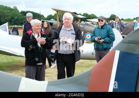 Turweston Airfield, Buckinghamshire, Großbritannien - Samstag, 19. Juni 2021 - Piloten und Luftfahrtbegeisterte haben heute an einem bewölkten Sommertag die Möglichkeit, am Air Britain Fly-in auf dem Turweston Airfield teilzunehmen. Das Foto zeigt Luftfahrtenthusiasten zwischen einem Paar nachgebauten Spitfire-Kampfflugzeugen. Foto Steven May / Alamy Live News Stockfoto