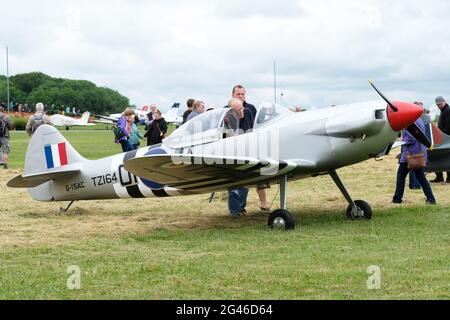 Turweston Airfield, Buckinghamshire, Großbritannien - Samstag, 19. Juni 2021 - Piloten und Luftfahrtbegeisterte haben heute an einem bewölkten Sommertag die Möglichkeit, am Air Britain Fly-in auf dem Turweston Airfield teilzunehmen. Das Foto zeigt die Besucher beim Blick auf die Isaacs Spitfire, eine Nachbildung des Kriegsflugzeugs im Massstab 6:10. Foto Steven May / Alamy Live News Stockfoto