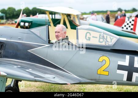 Turweston Airfield, Buckinghamshire, Großbritannien - Samstag, 19. Juni 2021 - Piloten und Luftfahrtbegeisterte haben heute an einem bewölkten Sommertag die Möglichkeit, am Air Britain Fly-in auf dem Turweston Airfield teilzunehmen. Das Foto zeigt den Piloten eines Nachbaus der Luftwaffe Fw190, der vom Flugplatz Halfpenny Green eingeflogen wurde. Foto Steven May / Alamy Live News Stockfoto