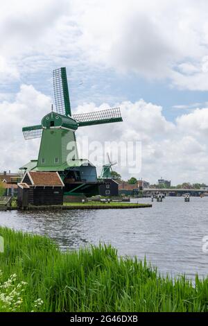 Blick auf die historischen Windmühlen von Zaanse Schaans in Nordholland Stockfoto