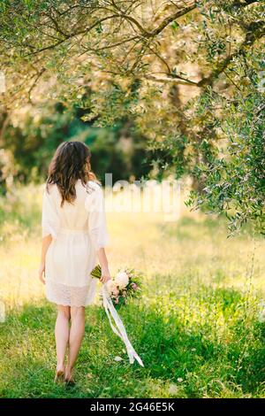 Hochzeitsstrauß von Pfingstrosen in den Händen der Braut. Hochzeit in Stockfoto