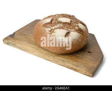 Rund gebackenes Roggenmehl-Brot isoliert auf weißem Hintergrund Stockfoto