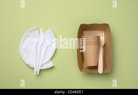 Nicht abbaubarer Plastikmüll aus Einweggeschirr und eine Reihe von Gerichten aus umweltverwerteten Materialien Stockfoto