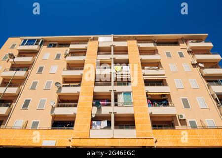 Mehrstöckiges Haus am Meer. Montenegrinische Architektur. Echte es Stockfoto