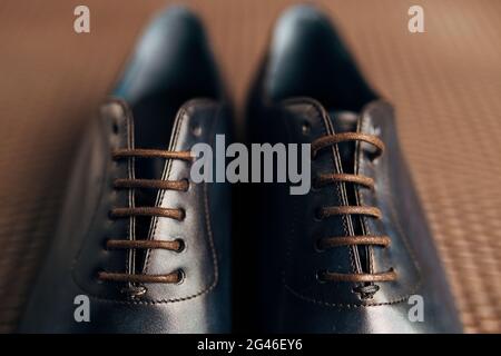 Schwarze Herrenschuhe auf dem Boden Stockfoto
