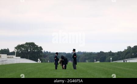 Trainer John Gosden (Mitte) prüft den Kurs mit Jockey Frankie Dettori (links) vor den Renntagen, am fünften Tag von Royal Ascot auf der Ascot Racecourse. Bilddatum: Samstag, 19. Juni 2021. Stockfoto