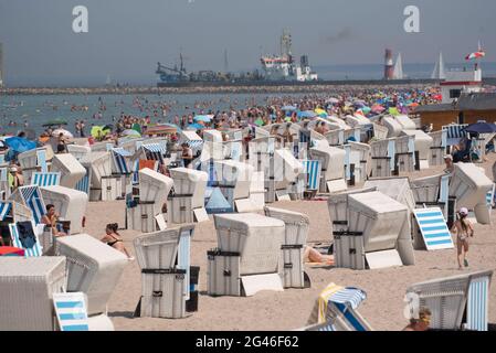 Rostock, Deutschland. Juni 2021. Urlauber das Hochsommer-Wetter sonnig. An diesem Wochenende beginnt der Sommerurlaub in Mecklenburg-Vorpommern. Quelle: Frank Hormann/dpa/Alamy Live News Stockfoto