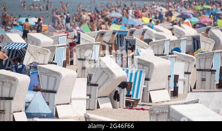 Rostock, Deutschland. Juni 2021. Urlauber bleiben im Hochsommer bei sonnigem Wetter am Strand. Am Wochenende des Jahres 19.06.20021 beginnen die Sommerferien in Mecklenburg-Vorpommern. Quelle: Frank Hormann/dpa/Alamy Live News Stockfoto