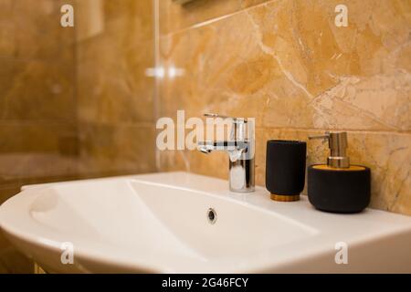 Waschbecken im Badezimmer. Sanitär im Bad. Die interio Stockfoto