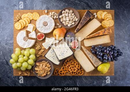 Traditionelle Party-Platte im modernen Stil mit weichem Käse Stockfoto