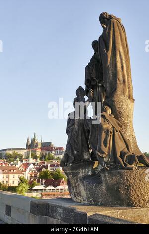 Die Statuen des heiligen Kyrill und des heiligen Methodius auf der Karlsbrücke mit der Prager Burg und der St.-Veits-Kathedrale im Hintergrund, Prag, Tschechische Republik Stockfoto