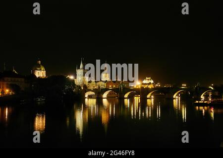 Blick auf die beleuchtete Karlsbrücke, die Prager Burg und den Veitsdom in Prag, Tschechien Stockfoto