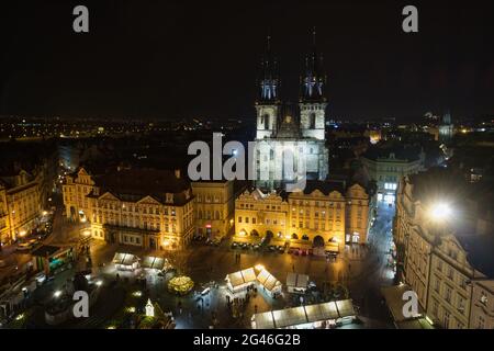 Nachts Panoramablick auf das Jan-Hus-Denkmal und die Marienkirche vor Týn auf dem Altstädter Ring von Prag, Tschechische Republik Stockfoto
