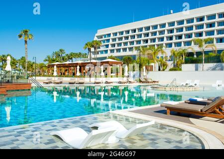 Limassol, Zypern - 19. Mai 2021: Poolbereich in einem modernen Luxushotel an der Mittelmeerküste Stockfoto