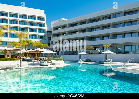 Limassol, Zypern - 19. Mai 2021: Poolbereich in einem modernen Luxushotel an der Mittelmeerküste Stockfoto