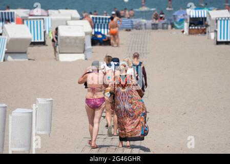 Rostock, Deutschland. Juni 2021. Urlauber bleiben im Hochsommer bei sonnigem Wetter am Strand. Am Wochenende des Jahres 19.06.20021 beginnen die Sommerferien in Mecklenburg-Vorpommern. Quelle: Frank Hormann/dpa/Alamy Live News Stockfoto