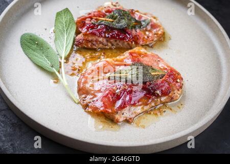 Traditionelle italienische Saltimbocca alla Romana mit Parmaschinken und Salbeiblättern in modernem Stil, die als Nahaufnahme in einem Nord angeboten werden Stockfoto