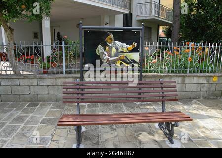 Seit August 2018 finden wir sogar in der Altstadt, dem ältesten Stadtzentrum von Bellaria, eine echte "Open-Air-Kunstgalerie". Es wurde vom Borgata Vecchia Komitee gegründet, dank des Beitrags vieler Freiwilliger und mit Unterstützung der Stadtverwaltung. Ein ehrgeiziges Projekt, das mit dem Ziel geboren wurde, dieses historische Gebiet im Zentrum von Bellaria zu verbessern und ein noch eindrucksvolleres Gesicht zu erhalten. Und hier sind sie, hier und da, an den Wänden der alten Häuser, Gemälde von Marino Barbanti, Sergio Barberini, Angelo Bartolini, Noemi Berardi, Emanuela Furia, Eros Giorgetti, G Stockfoto