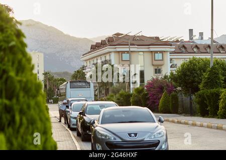 Kemer, Türkei - Mai 25: Türkische Landschaft: Berge, Hotel, Autos auf der Straße bei Sonnenuntergang. Wunderschöne immergrüne Natur. Hochwertige Fotos Stockfoto