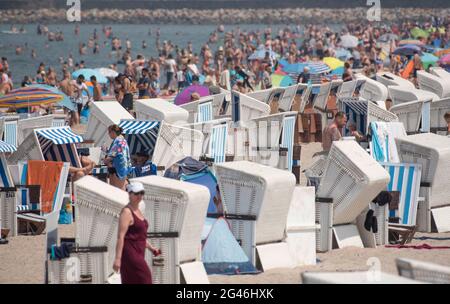 Rostock, Deutschland. Juni 2021. Urlauber bleiben im Hochsommer bei sonnigem Wetter am Strand. Am Wochenende des Jahres 19.06.20021 beginnen die Sommerferien in Mecklenburg-Vorpommern. Quelle: Frank Hormann/dpa/Alamy Live News Stockfoto