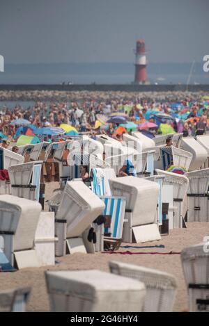 Rostock, Deutschland. Juni 2021. Urlauber bleiben im Hochsommer bei sonnigem Wetter am Strand. Am Wochenende des Jahres 19.06.20021 beginnen die Sommerferien in Mecklenburg-Vorpommern. Quelle: Frank Hormann/dpa/ZB/dpa/Alamy Live News Stockfoto