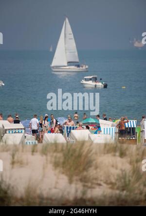 Rostock, Deutschland. Juni 2021. Urlauber bleiben im Hochsommer bei sonnigem Wetter am Strand. Am Wochenende des Jahres 19.06.20021 beginnen die Sommerferien in Mecklenburg-Vorpommern. Quelle: Frank Hormann/dpa/ZB/dpa/Alamy Live News Stockfoto