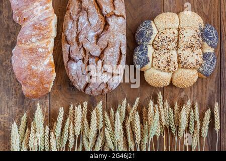 Auswahl traditioneller Brote und Brötchen mit einem Paket Müsli Holzbrett. Draufsicht. Stockfoto