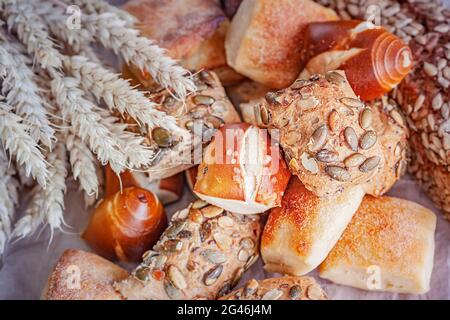 Sortiment traditionelle Brote und Brötchen mit Körnern auf einem Holzbrett. Draufsicht. Stockfoto