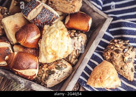 Sortiment traditionelle Brote und Brötchen mit Körnern auf einem Holzbrett. Draufsicht. Stockfoto