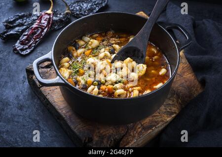 Traditionelle, langsam gekochte mexikanische Pozole rojo-Suppe mit gemahlenem Hackfleisch Stockfoto