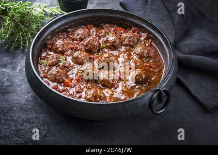 Traditionelle, langsam gekochte amerikanische Tex-Mex-Fleischbällchen-Chili mit Hackbraten und Bohnen in einer würzigen Sauce, die als Nahaufnahme in einer Desi angeboten wird Stockfoto