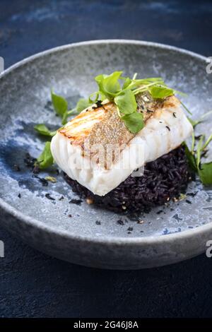 Traditionelles, gebratenes Kabeljaufischfilet in modernem Stil mit portulaca-Salat Stockfoto