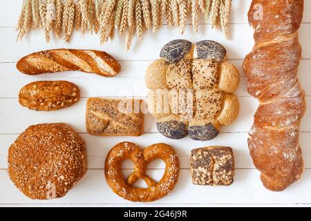 Verschiedene Laafs mit traditionellen Broten und Brötchen auf weißem Hintergrund Stockfoto