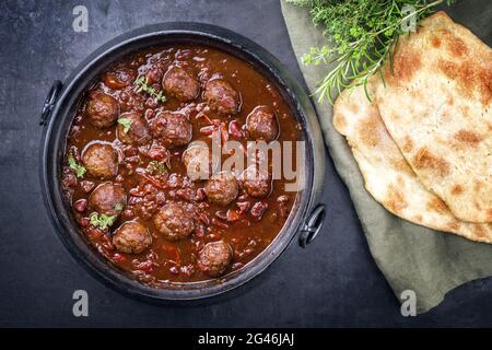 Traditionelle, langsam gekochte amerikanische Tex-Mex-Fleischbällchen-Chili mit Hackbraten und Bohnen in einer würzigen Sauce, die mit Pita-Brot angeboten wird Stockfoto