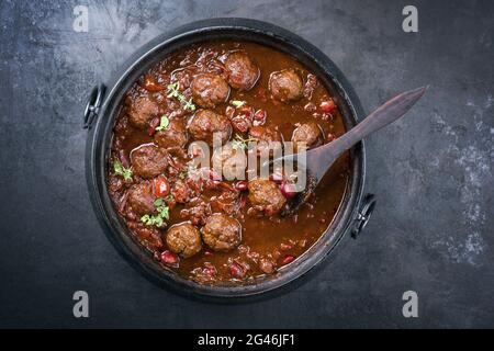 Traditionelle, langsam gekochte amerikanische Tex-Mex-Fleischbällchen-Chili mit Hackbraten und Bohnen in einer würzigen Sauce, die als Draufsicht in einer Desi angeboten wird Stockfoto