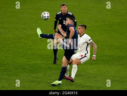 Wembley Stadium, London, Großbritannien. Juni 2021. Fußball-Europameisterschaften 2021, England gegen Schottland; John McGinn aus Schottland kontrolliert den Ball, während er von Kalvin Phillips aus England geprägt wird Kredit: Action Plus Sports/Alamy Live News Stockfoto