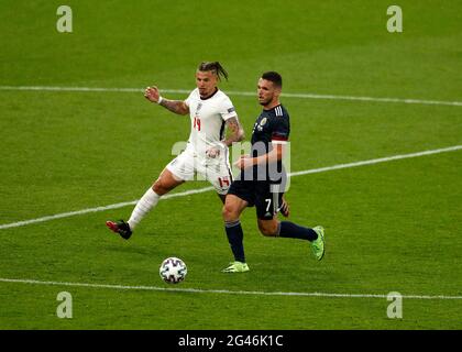 Wembley Stadium, London, Großbritannien. Juni 2021. Fußball-Europameisterschaften 2021, England gegen Schottland; John McGinn aus Schottland wird von Kalvin Phillips aus England geprägt Credit: Action Plus Sports/Alamy Live News Stockfoto