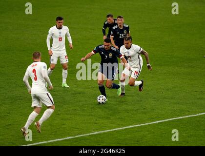 Wembley Stadium, London, Großbritannien. Juni 2021. Fußball-Europameisterschaften 2021, England gegen Schottland; John McGinn aus Schottland, gekennzeichnet durch Kalvin Phillips, Luke Shaw und Mason Mount of England Credit: Action Plus Sports/Alamy Live News Stockfoto