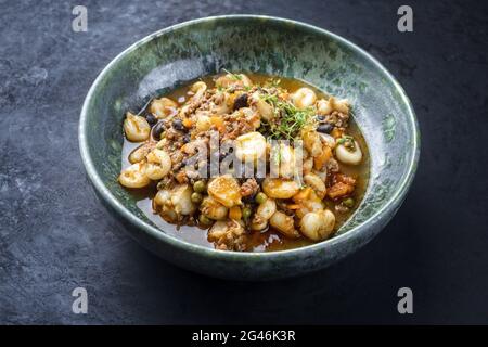 Moderne traditionelle, langsam gekochte mexikanische Pozole rojo-Suppe mit Hackfleisch Stockfoto