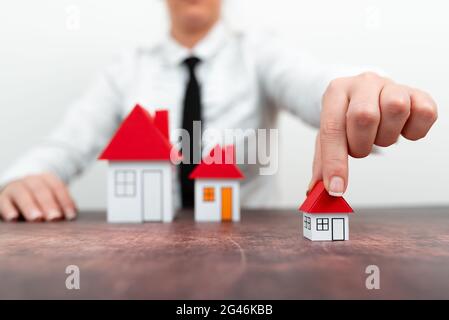 Aktualisieren Sie Ihr Haus Vertreten Durch Lady In Outfit, Business Woman Präsentiert Pläne Für Home Change, Verschiedene Apartment Plan Größen Stockfoto