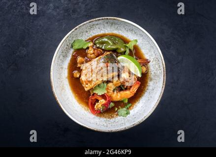 Moderne traditionelle mexikanische Meeresfrüchte-Pozole-Suppe mit Fisch Stockfoto