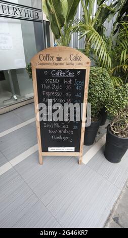 Essen und Trinken Coffee Shop Tafel Schild Menu Board Poster Preisliste auf dem Bürgersteig Silom Road Bangkok Thailand Einladung zum Geschäft zu tun Stockfoto