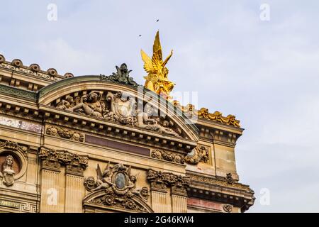 Architektonische Details der Fassade der Pariser Oper (Palais Garnier). Frankreich. April 2019 Stockfoto