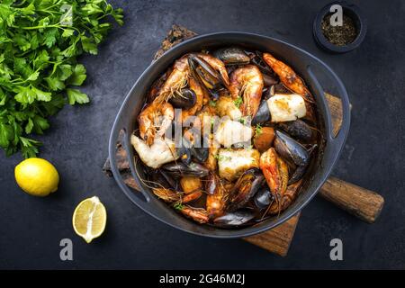Traditionelle französische Bouillabaisse mit Meeresfrüchten und Fisch Stockfoto