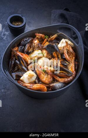 Traditionelle französische Bouillabaisse mit Meeresfrüchten und Fisch Stockfoto